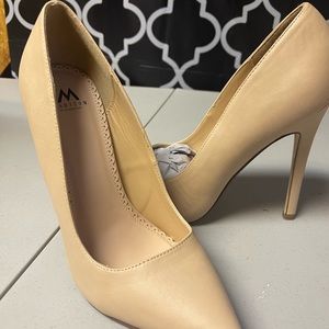 Brand new and never worn. Didn’t fit when purchased.